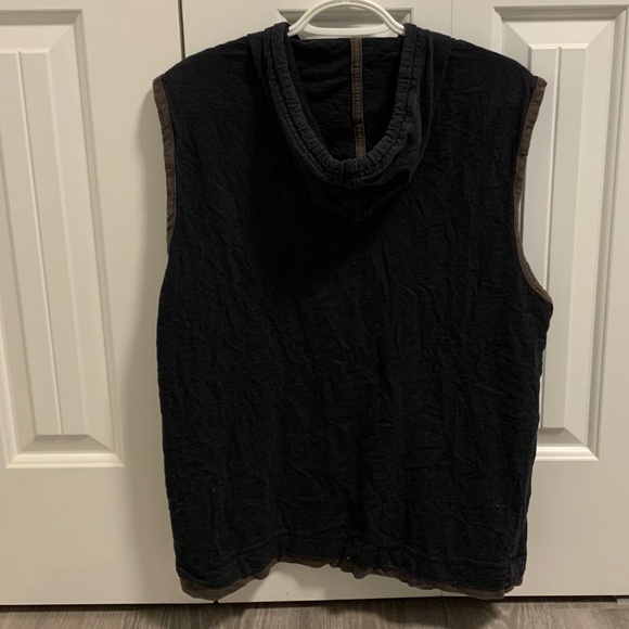 Lions Crest by English Laundry Black Hooded Tank Top - Picture 2 of 3